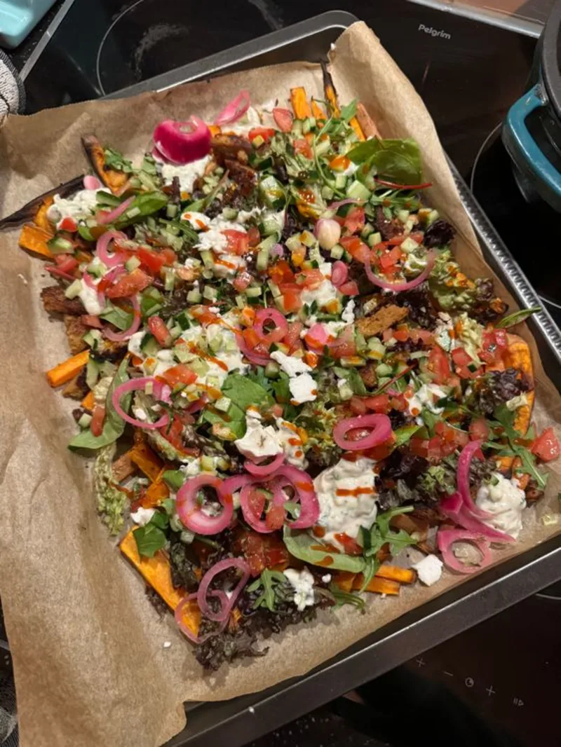 Een traybake met vegan griekse kapsalon