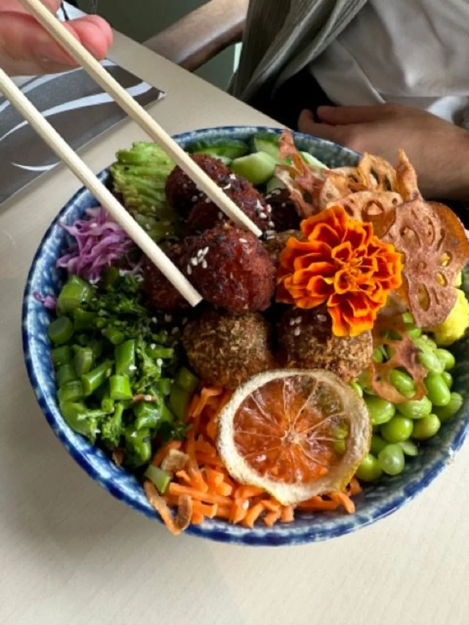 Een vegan pokebowl met daarop een bloem