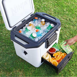 Nevera portátil rígida Ninja FrostVault, con cajón seco | Pequeña (28 L) FB131EUWH product photo Side New M