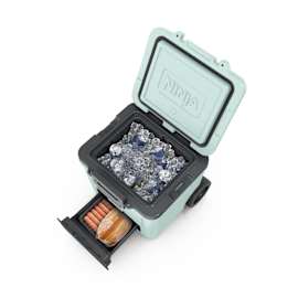 Ninja FrostVault 28L Kühlbox mit Rädern und Trockenzone - Seafoam Blue FB230EUMT Produktbild Side New M