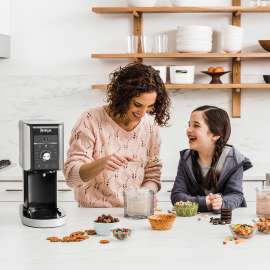 Ninja CREAMi Deluxe 10-in-1 Ice Cream and Frozen Drink Maker NC501EU | Zo goed als nieuw productfoto Side New M