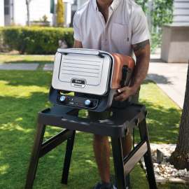 Four d&rsquo;ext&eacute;rieur Ninja Woodfire avec support r&eacute;glable, housse de protection et pelle &agrave; pizza photo du produit Side New M