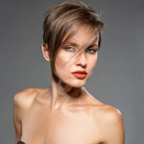 <h3>Asymmetrical short haircut</h3>