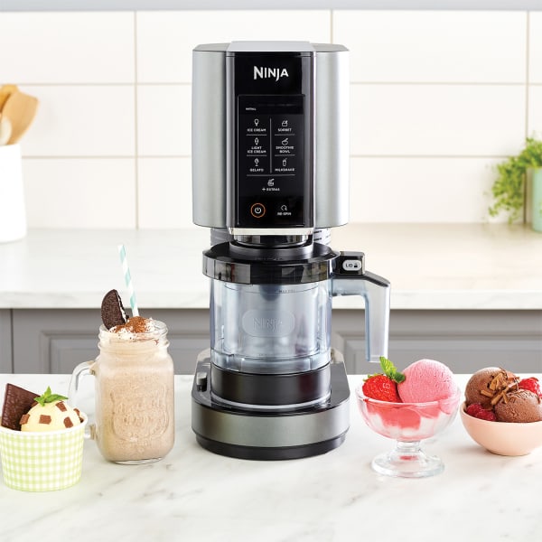 Ninja NC300 CREAMi Machine à crème glacée, pour gelato, mélanges,  milkshakes, sorbets, smoothies et plus encore, 5 programmes One-Touch, avec  (2) récipients et couvercles, taille compacte, parfaite pour les enfants,  argent (renouvelé) 