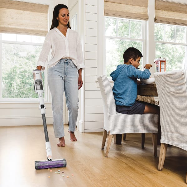 Aspirateur Puissant En Action-un Homme Nettoie Un Tapis.