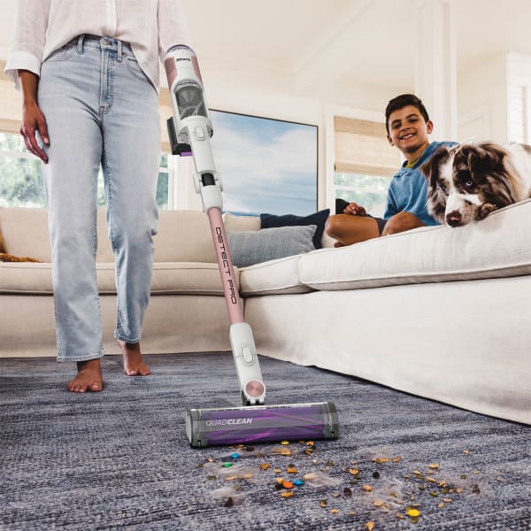 Aspirateur Puissant En Action-un Homme Nettoie Un Tapis.