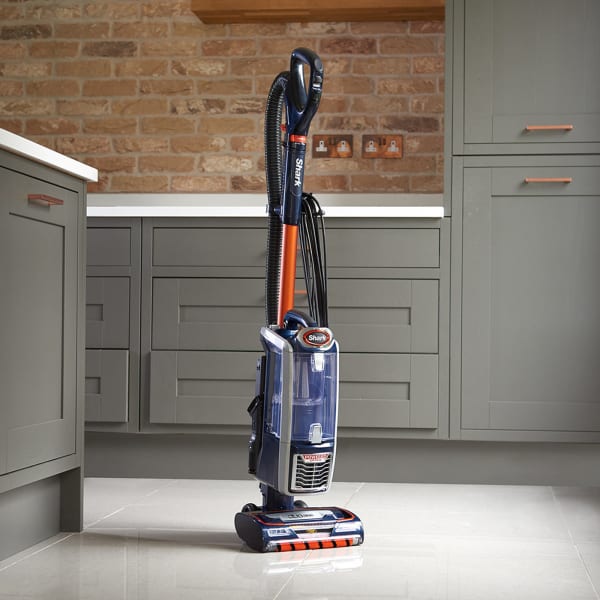 NZ801UKT Shark Anti Hair Wrap Upright Pet Vac Powered Lift Away