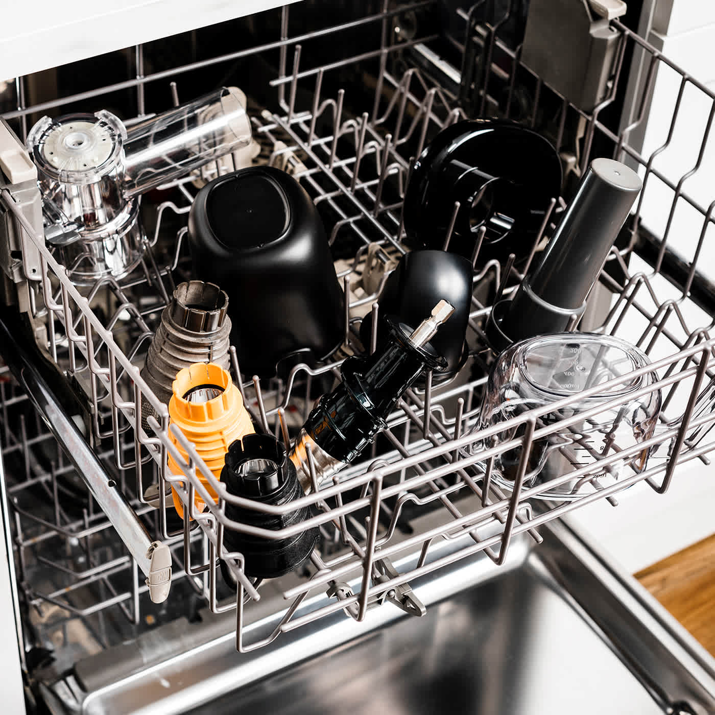 Lavavajillas con las piezas de la Licuadora de Ninja dentro