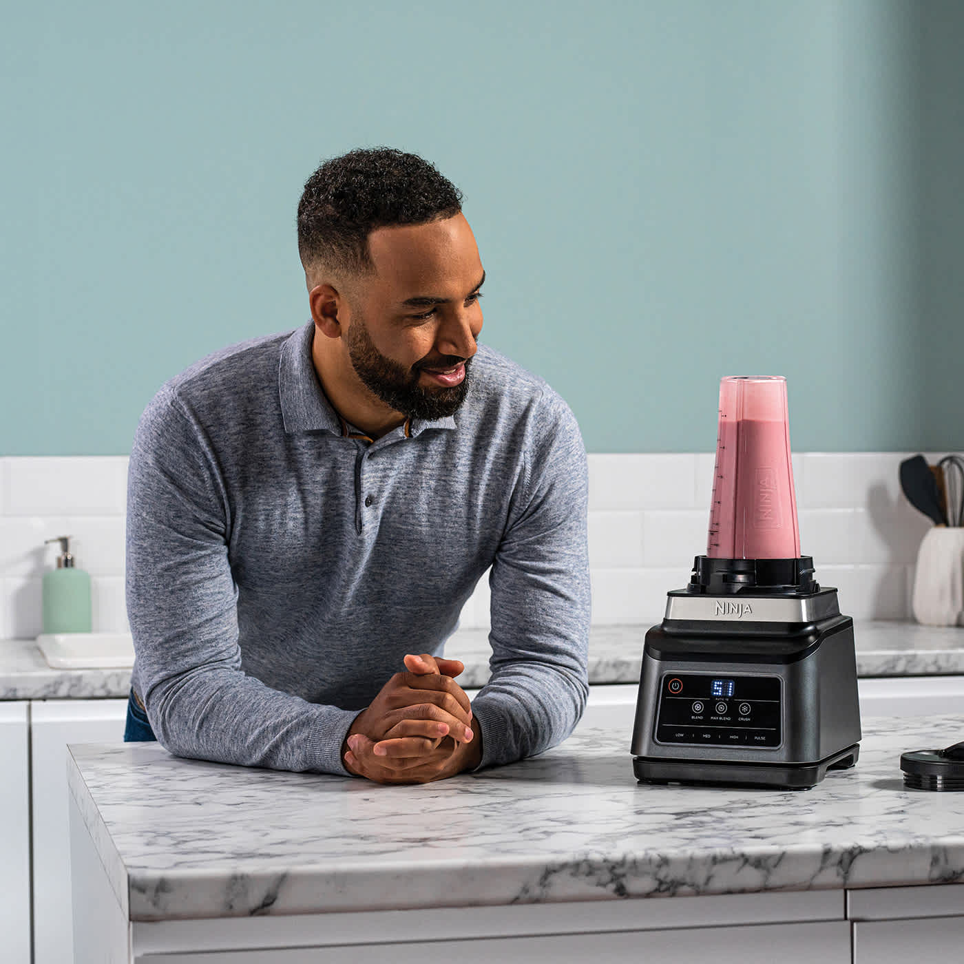 Batidora individual de Ninja haciendo un batido sin esfuerzo, con sus programas automáticos