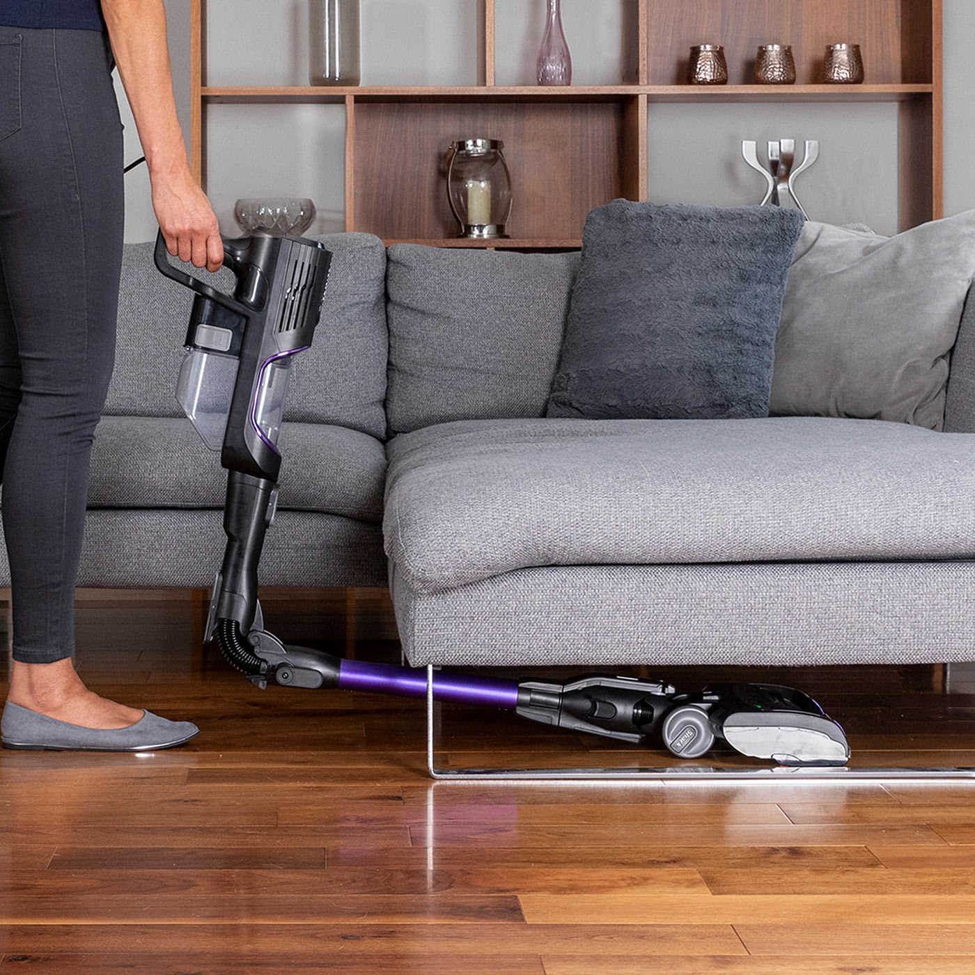 Tublo flexible Flexology: mujer limpiando debajo de un sofá sin agacharse