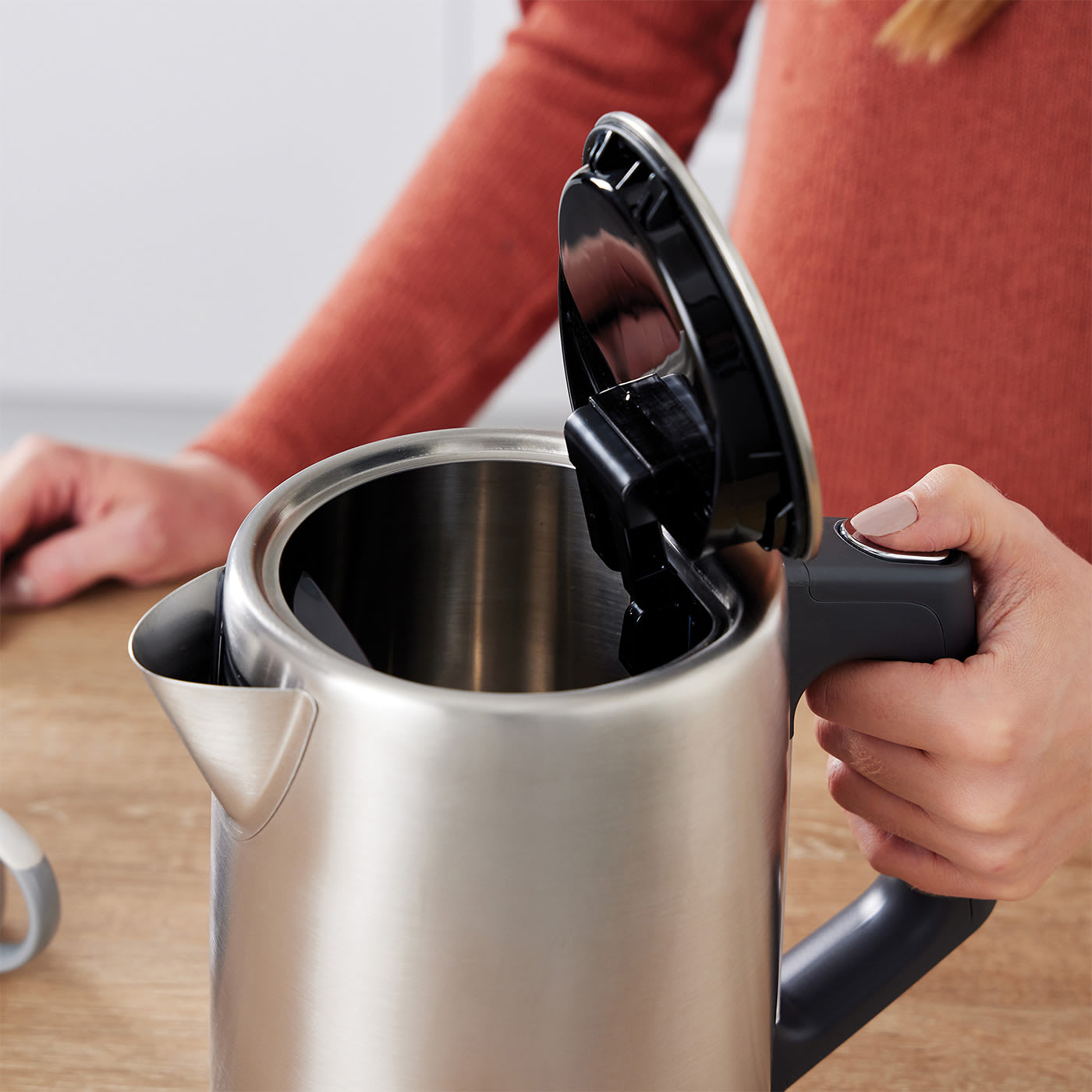 Hierve el agua en un Hervidor en lugar de en la olla para ahorrar energía cocinando
