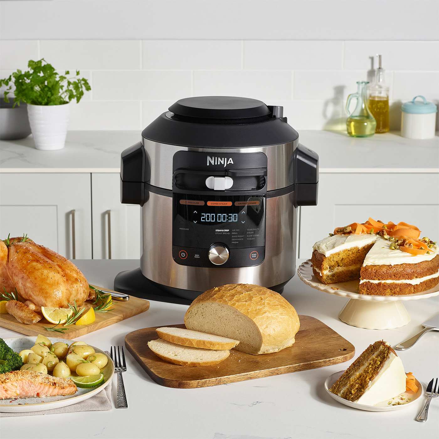  Una Olla Eléctrica SmartLid de Ninja rodeada de distintos tipos de comidas