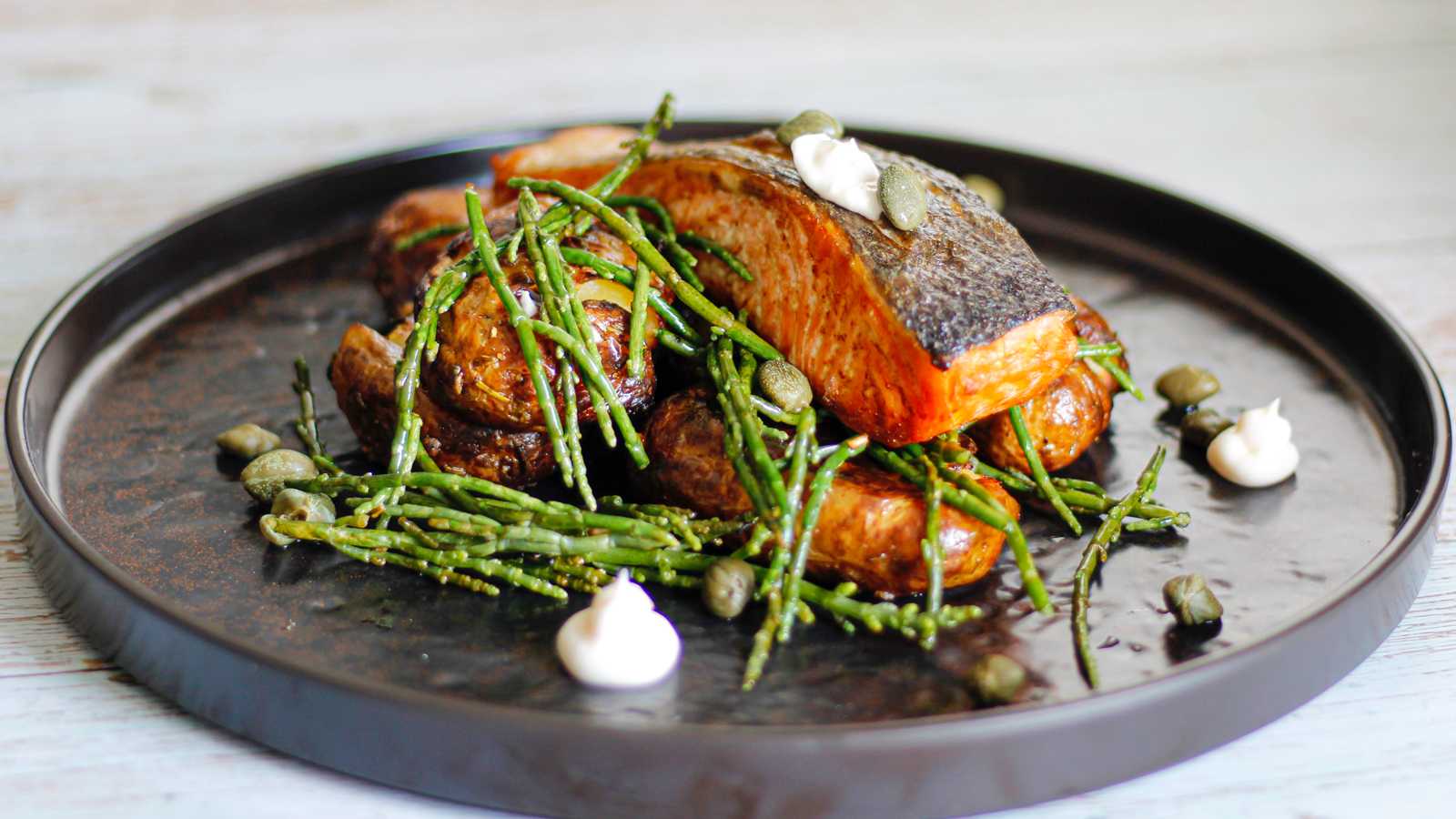 GEGRILLTER LACHS, AUF KARTOFFELN & FENCHEL MIT ZITRONEN-AIOLI