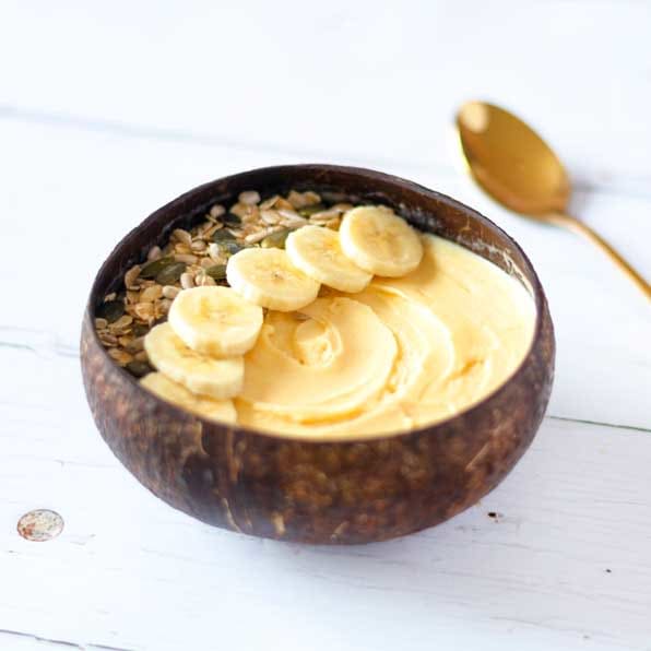 Image de Smoothie bowl végane à la pêche et à la noix de coco