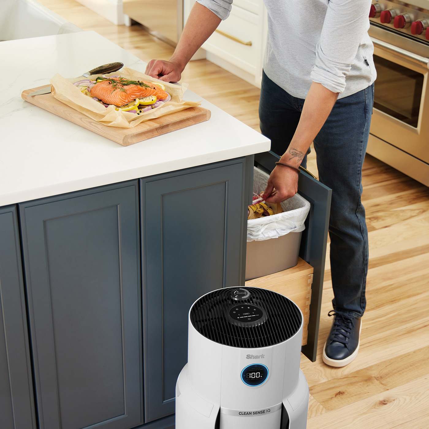 Guards against odours & releases a fresh scent