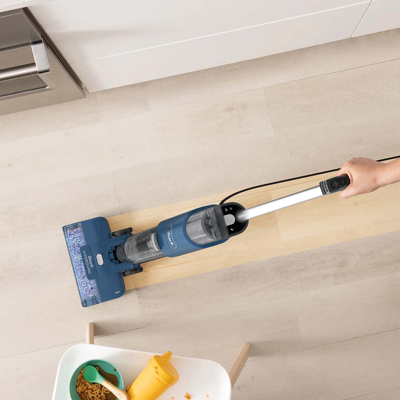 Zuigt, dweilt en reinigt zichzelf tegelijkertijd