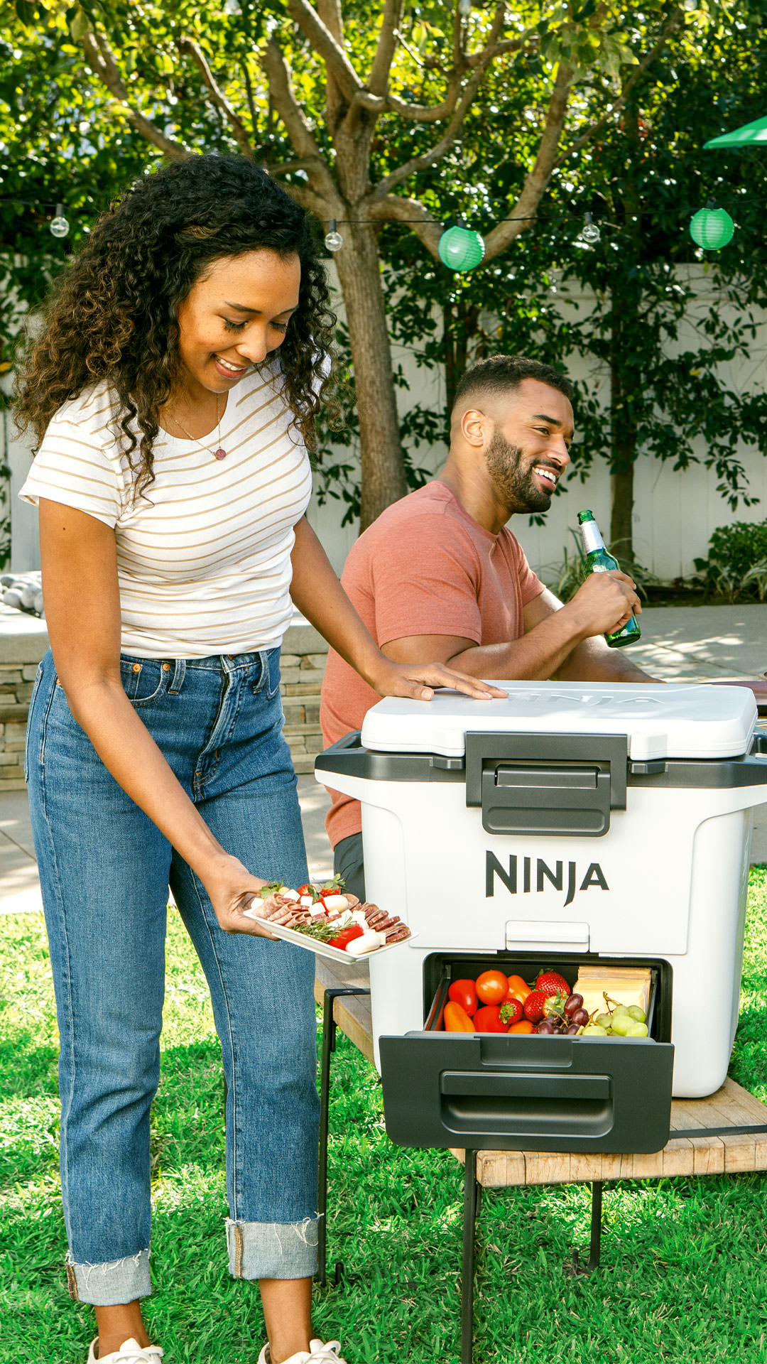 kühlbox im garten mir frau und mann
