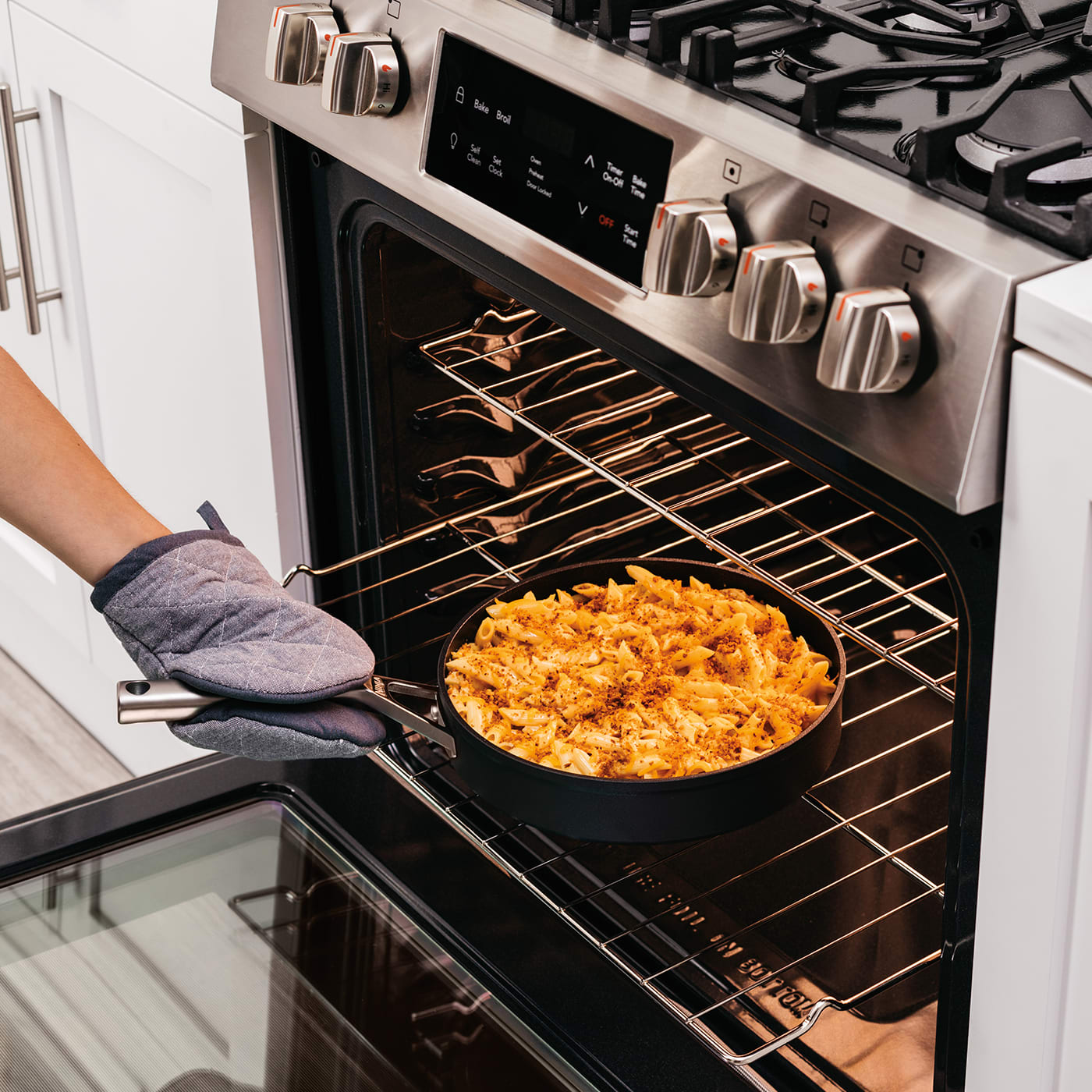 https://res.cloudinary.com/sharkninja/image/upload/v1620646704/Ninja/C30126UK/Ninja-C30126UK-InUse-Pan-Oven-Pasta-Mitt.jpg