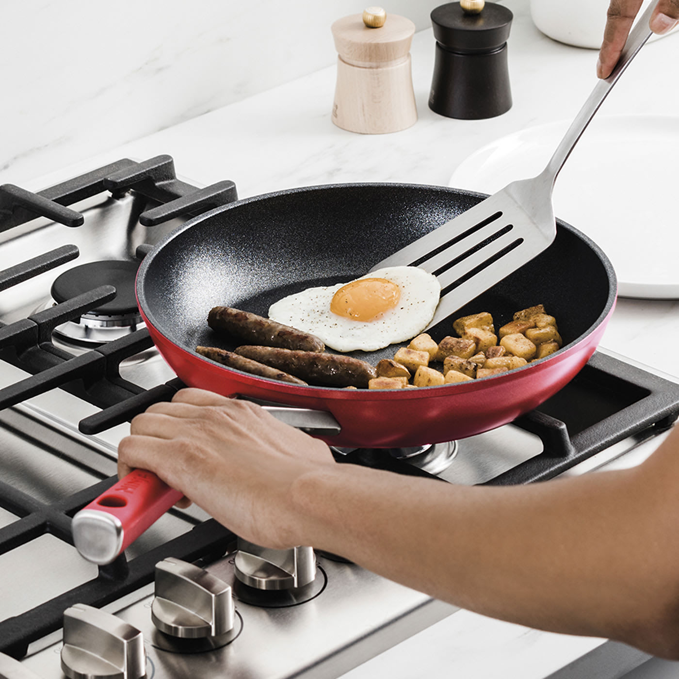 https://res.cloudinary.com/sharkninja/image/upload/v1632235172/Ninja/Vivid%20Cookware/Frying%20Pans/Ninja-C20024UK-24cm_Frying_Pan-InUse-WomanCooking-EggSausageHomeFries-Close.jpg