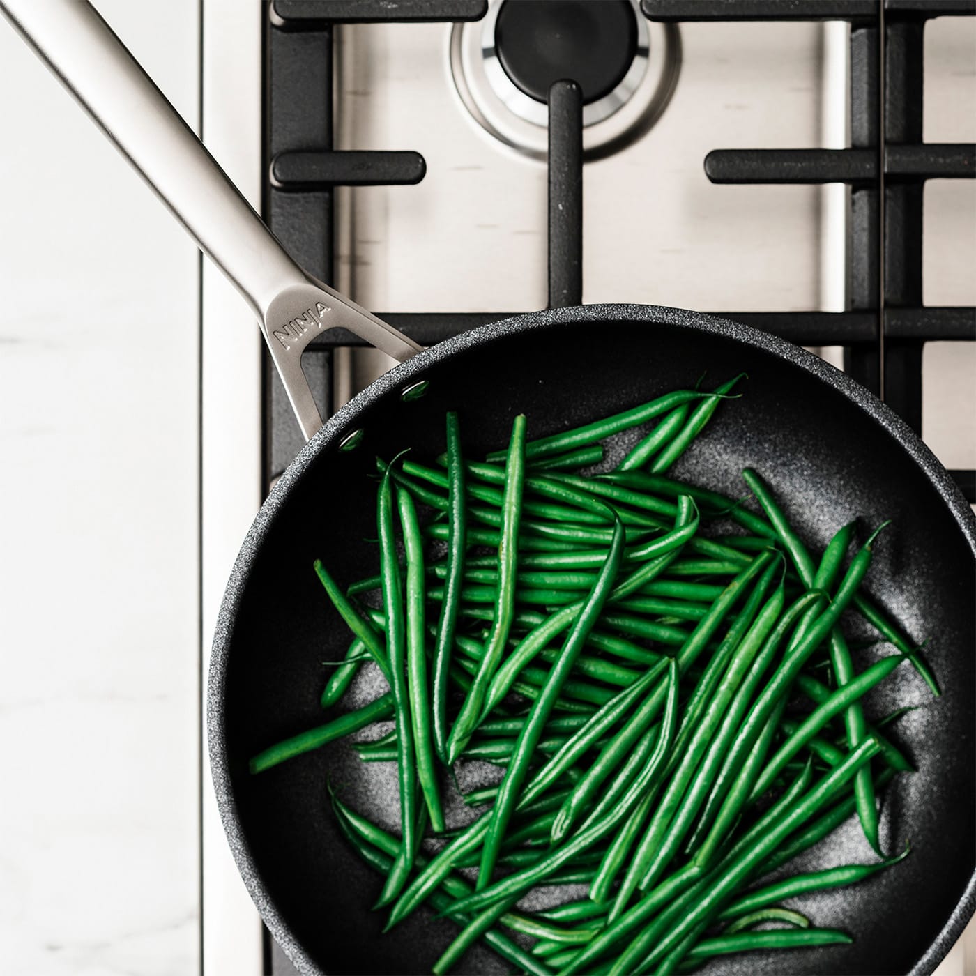 https://res.cloudinary.com/sharkninja/image/upload/v1634216466/Ninja/Stainless%20Steel%20Cookware/Frying%20Pans/Ninja-C60024UK-green-beans-no-lid.jpg