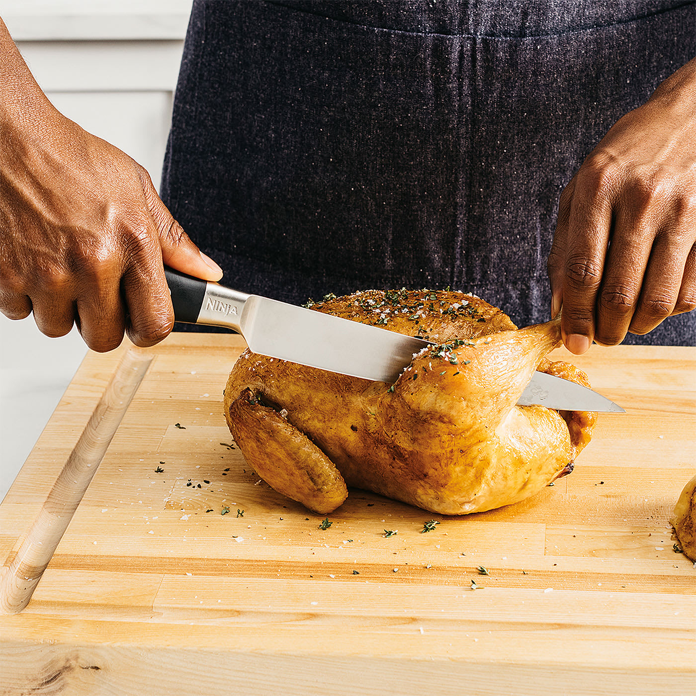 Hähnchen schneiden mit Messer