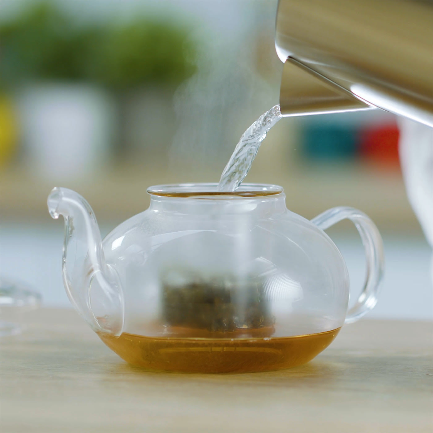 https://res.cloudinary.com/sharkninja/image/upload/v1646646326/Ninja/KT201UK/Ninja-KT201UK-In_Use-Kitchen-Woman-TeaPot-VideoStill6.jpg