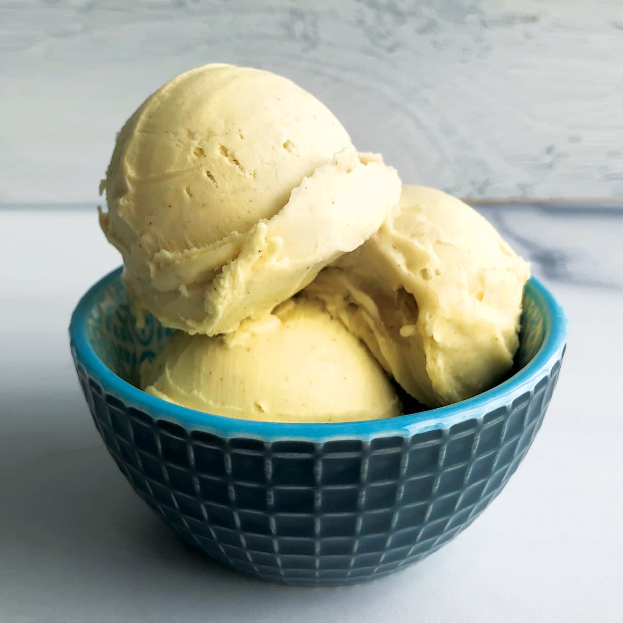 Imagen de un bol con tres bolas de helado casero de plátano