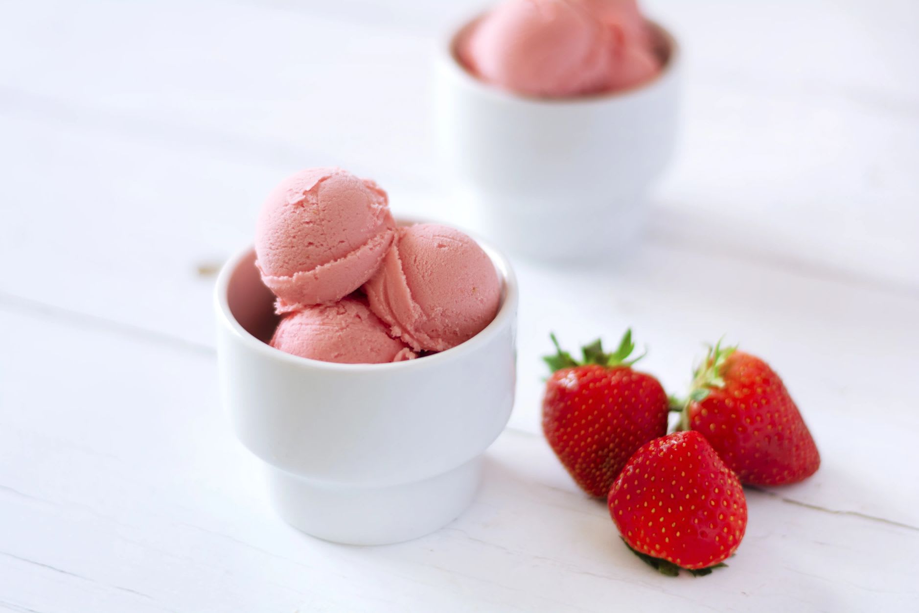 https://res.cloudinary.com/sharkninja/image/upload/v1647334014/Spain/Ninja/Content/Pages/01.%20Creami%20QR%20Aftersales%20Landing/vegan-strawberry-ice-cream-landscape-1.jpg