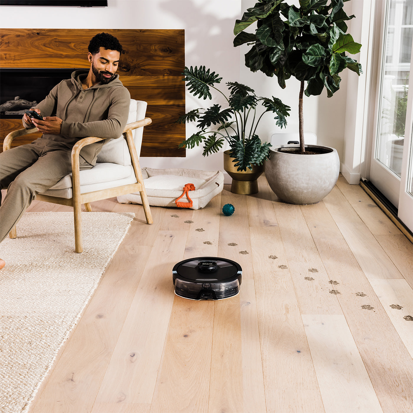 Immagine robot in casa e persona seduta su una sedia