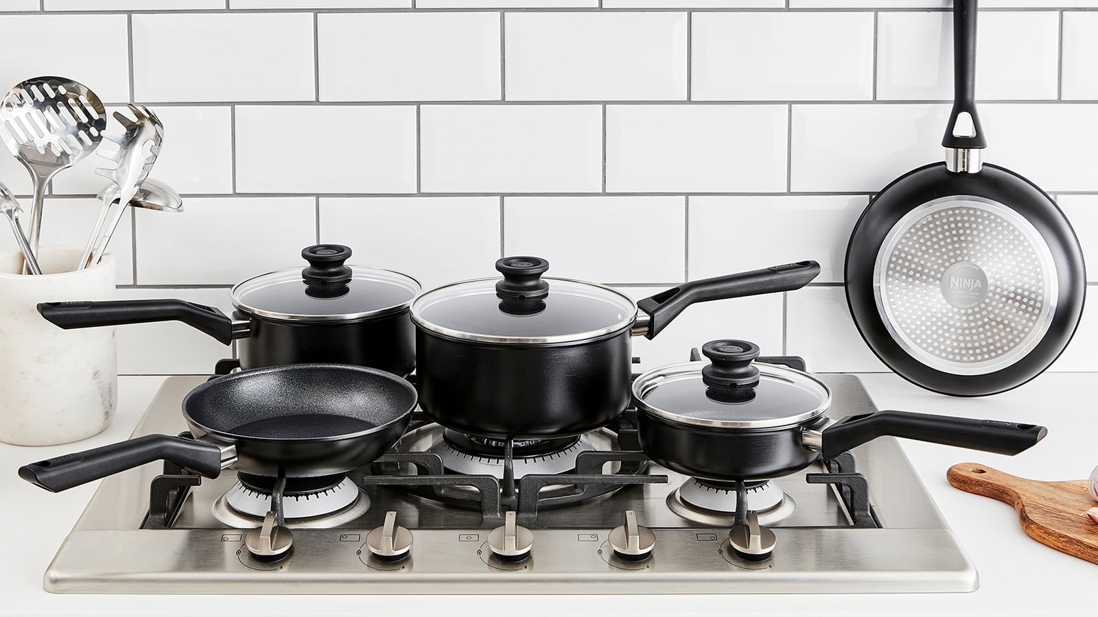 https://res.cloudinary.com/sharkninja/image/upload/v1682087155/Ninja/Cookware%20-%20Classic/Ninja-Classic-Cookware-Full-Set-On-Hob.jpg