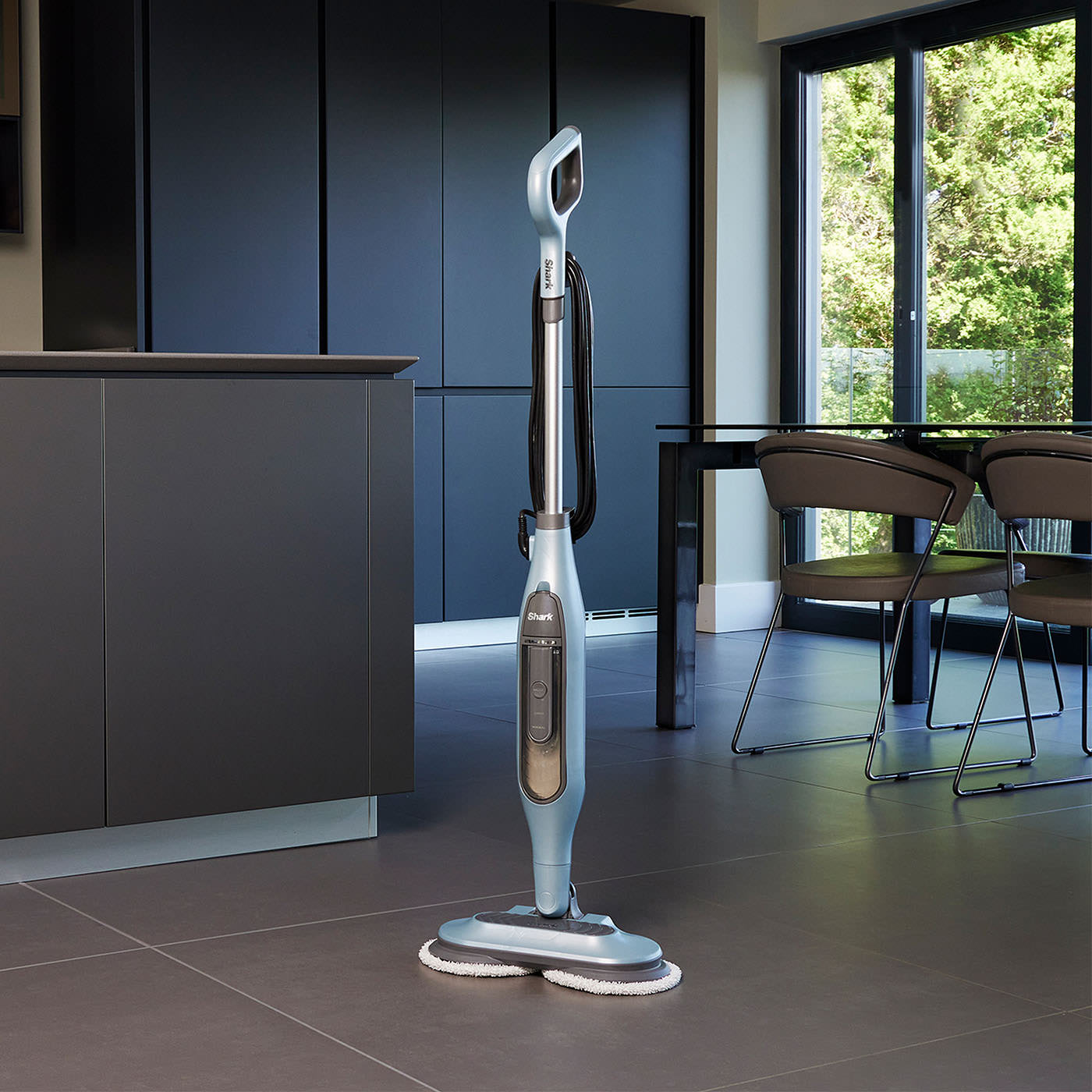 Shark Steam & Scrub Mop, Scopa a Vapore Intelligente, per Tutti i Tipi di  Pavimenti, Cavo 8 m, con 2 Panni Riutilizzabili e Lavabili, 2 Impostazioni,  Blu, S6002EU : : Casa e cucina