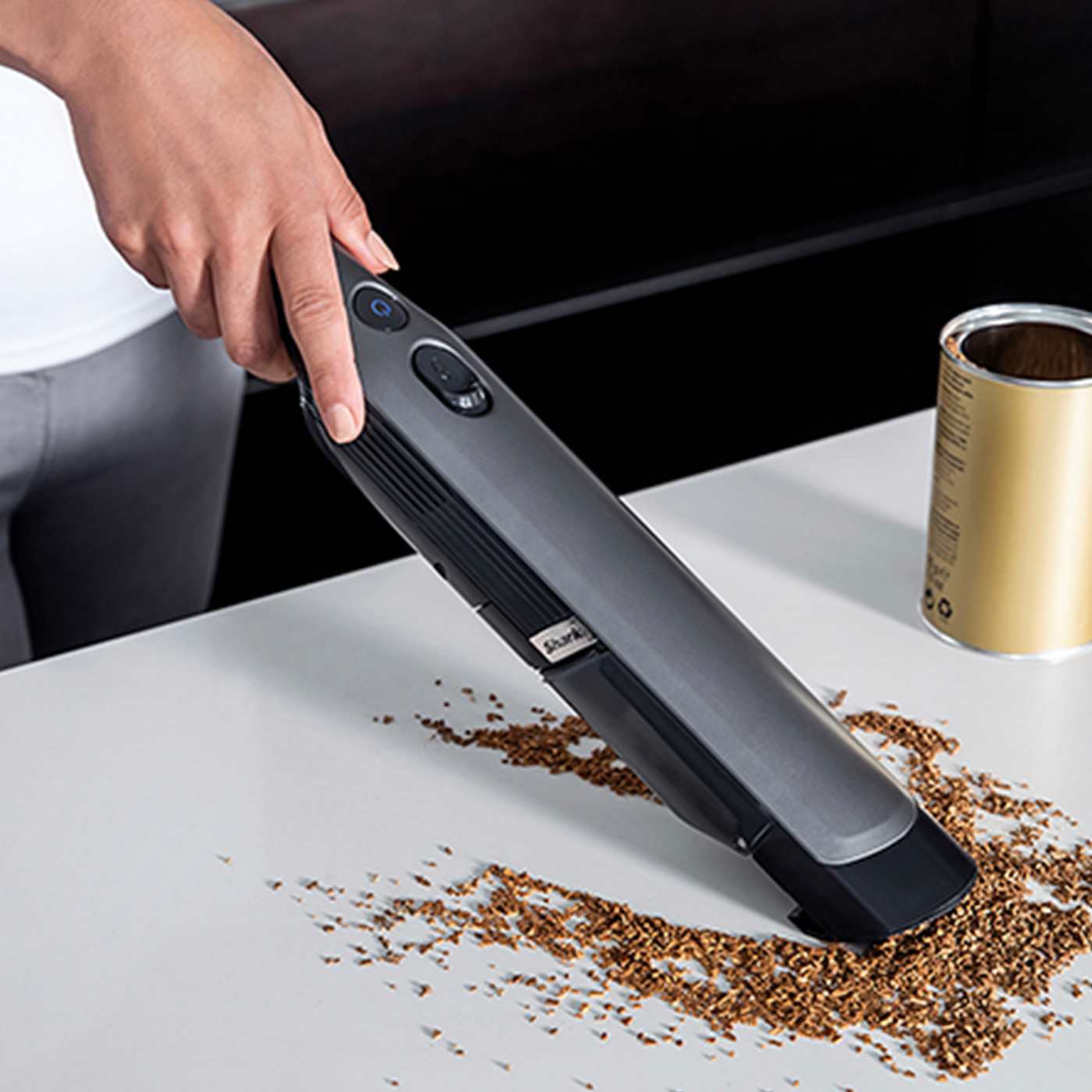 Aspiradora de mano shark aspirando una encimera de cocina