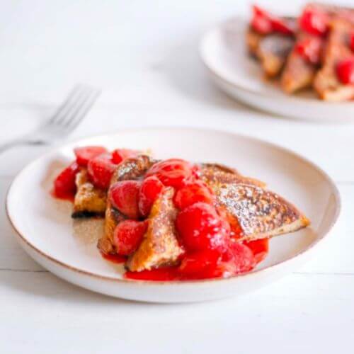 French toast with berries