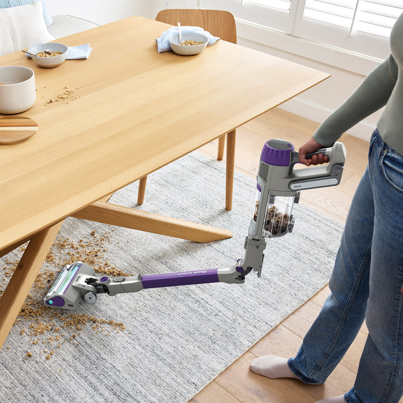 Aspiradora shark aspirando una alfombra