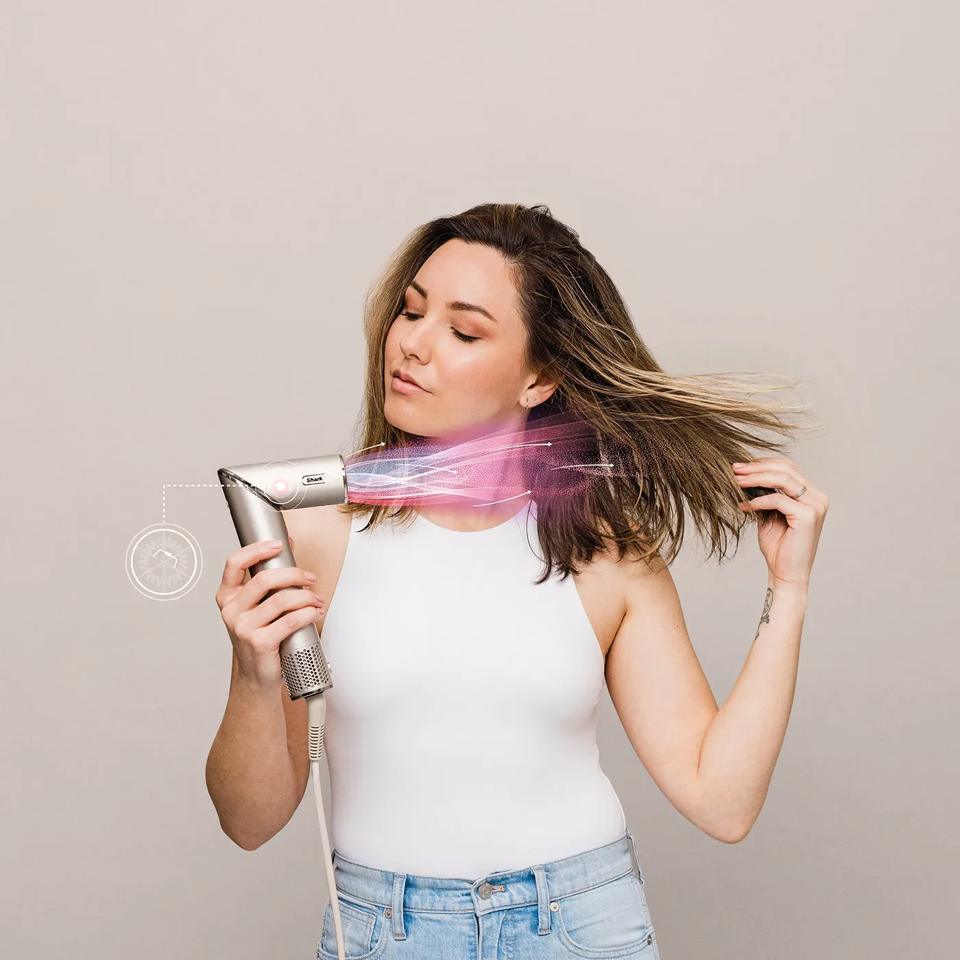 Frau mit Haarstyler