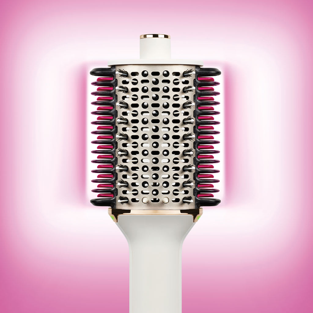 Frau mit Haarstyler