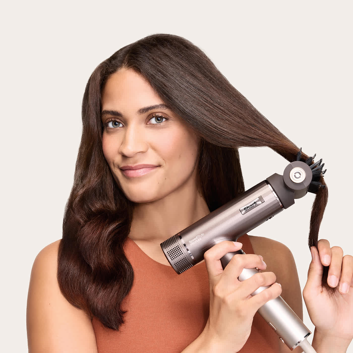 Mujer usando un cabezal en el Secador de pelo Shark SpeedStyle