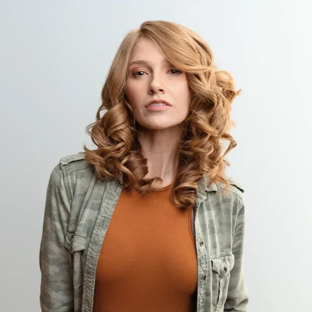Frau mit roter Haarfrisur