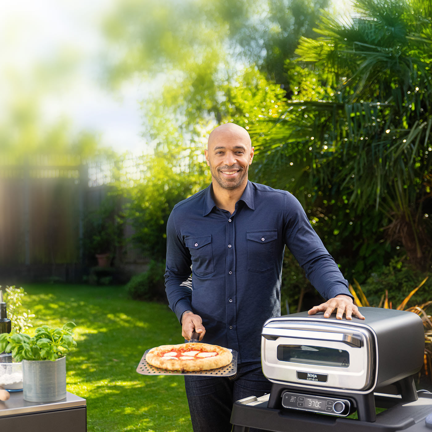 Thierry Henry qui utilise le four à Pizza Ninja Artisan