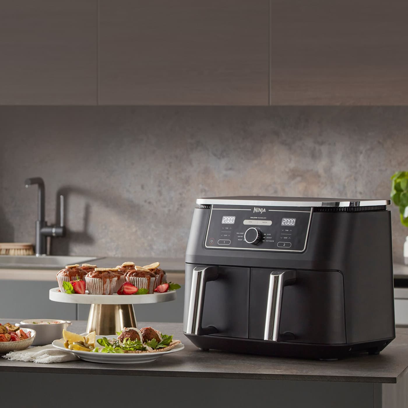 Ninja AF400 på en köksbänk, med lite mat och en grå bakgrund