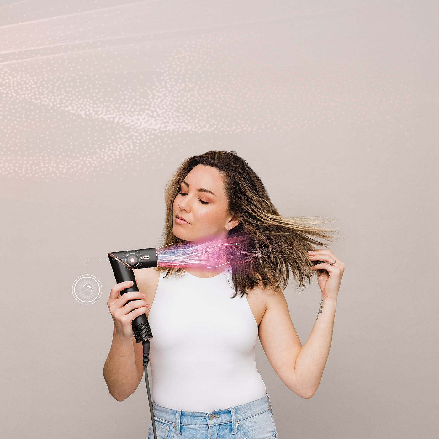 Een vrouw met bruin haar die de Shark FlexStyle in haar haar gebruikt.
