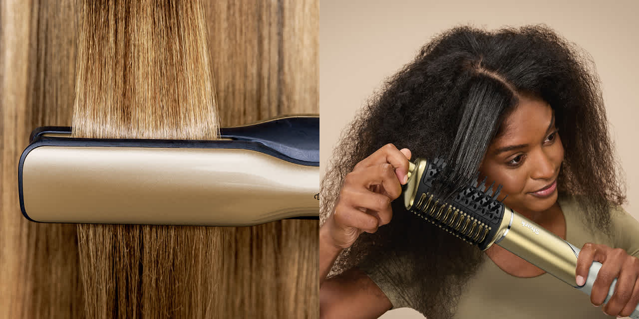 Image divisée montrant un fer plat doré Shark lissant une section de cheveux à gauche et une femme utilisant une brosse à air chaud dorée pour coiffer ses cheveux naturels à droite.