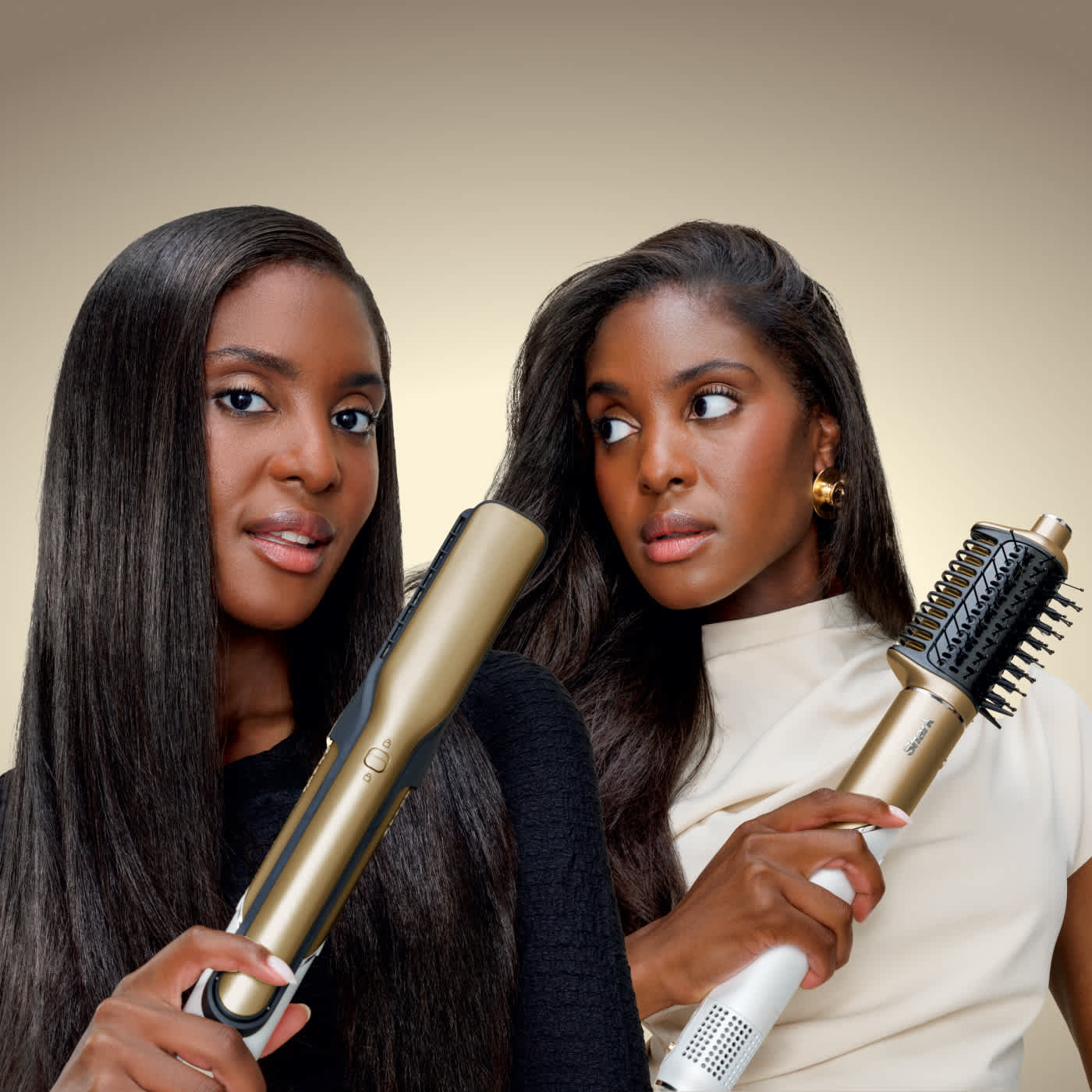 Deux femmes aux cheveux lisses tenant des outils de coiffure dorés – un fer plat et une brosse à air chaud – sur un fond beige.