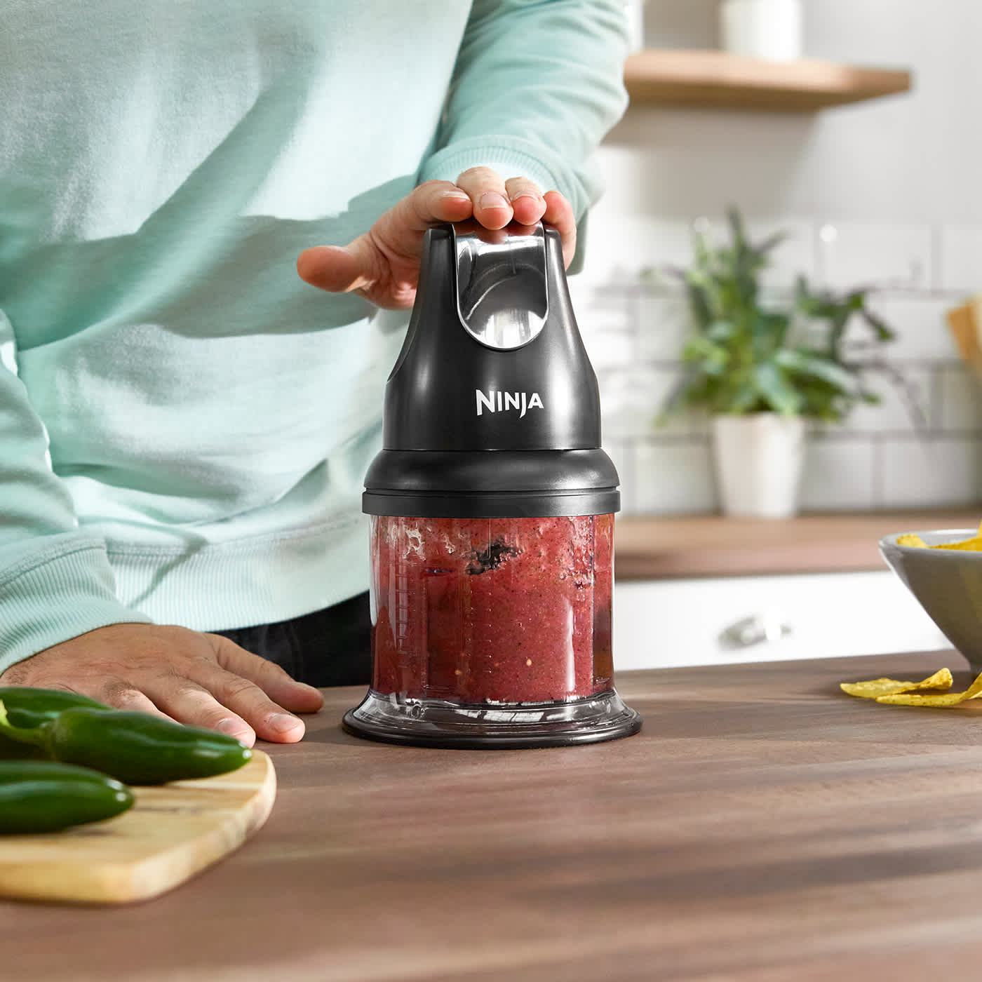 Preparazione e lavorazione rapida degli ingredienti con la pressione di un pulsante