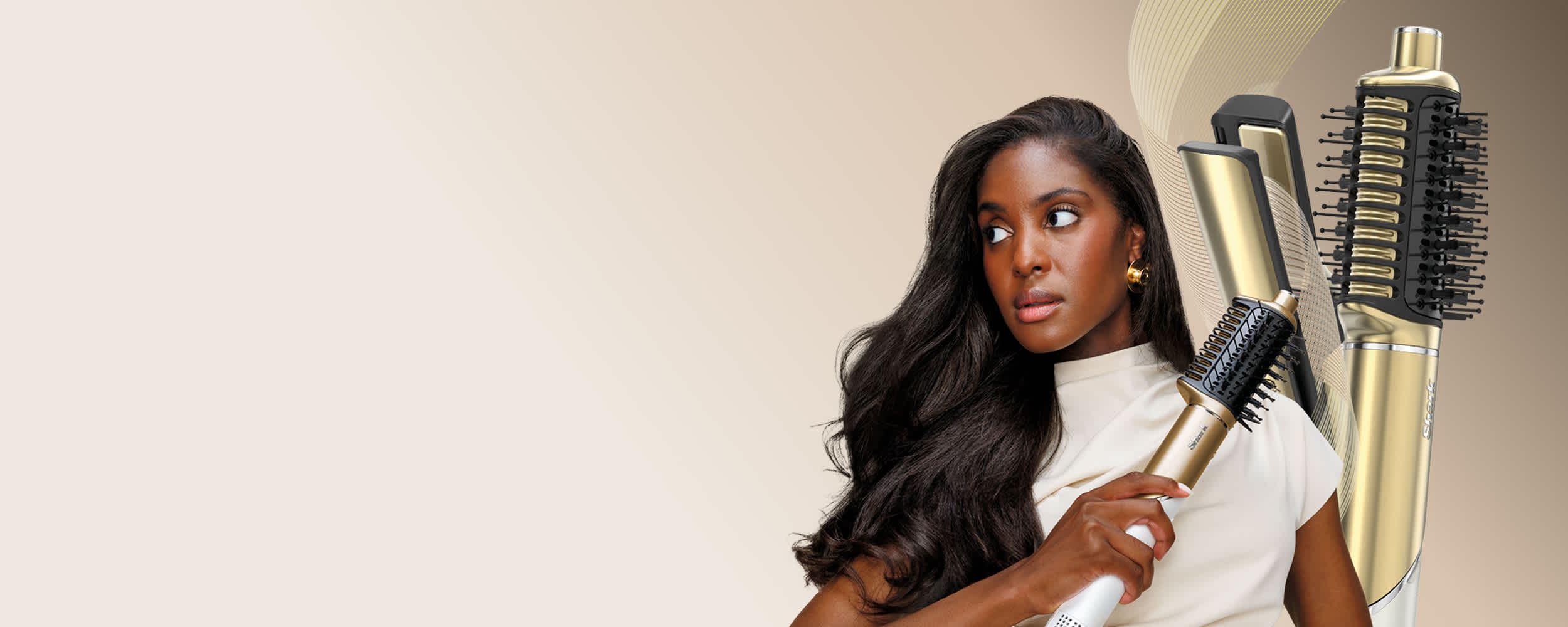 Mujer alisándose el cabello con Moldeador con plancha Shark Glam