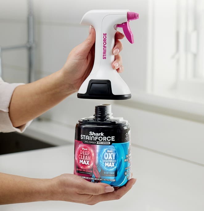 Hände befestigen einen Shark StainForce Hand-Sprüher an eine Flasche der Reinigungslösungen Deep Clean Max und Oxy Multi-Purpose Max.