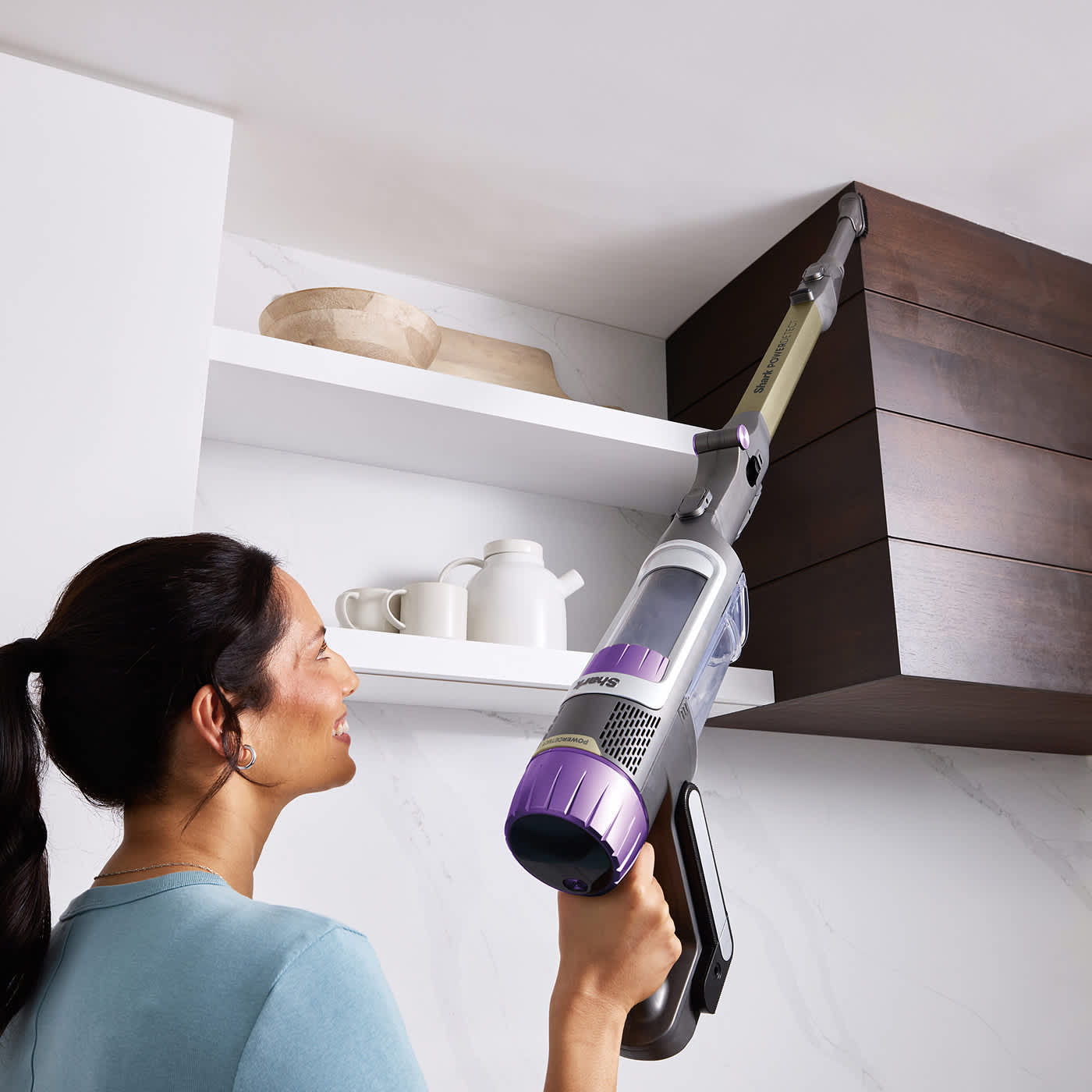 Femmes nettoyant la cuisine à l'aide du Shark PowerDetect sans fil