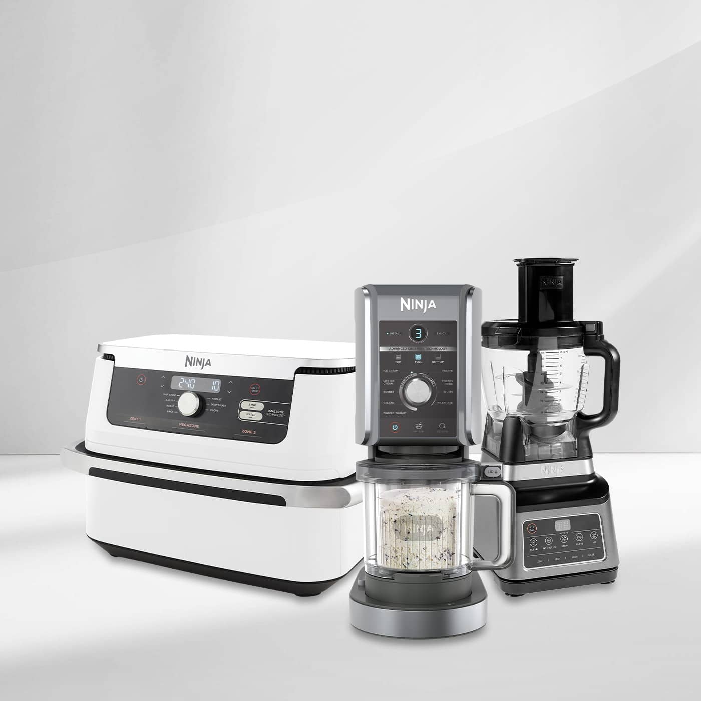 Een afbeelding van de Ninja SL400 Double Stack Airfryer, de ES601 Koffiemachine en de BC251 Draagbare Blender, de achtergrond is gelinieerd schrijfpapier.