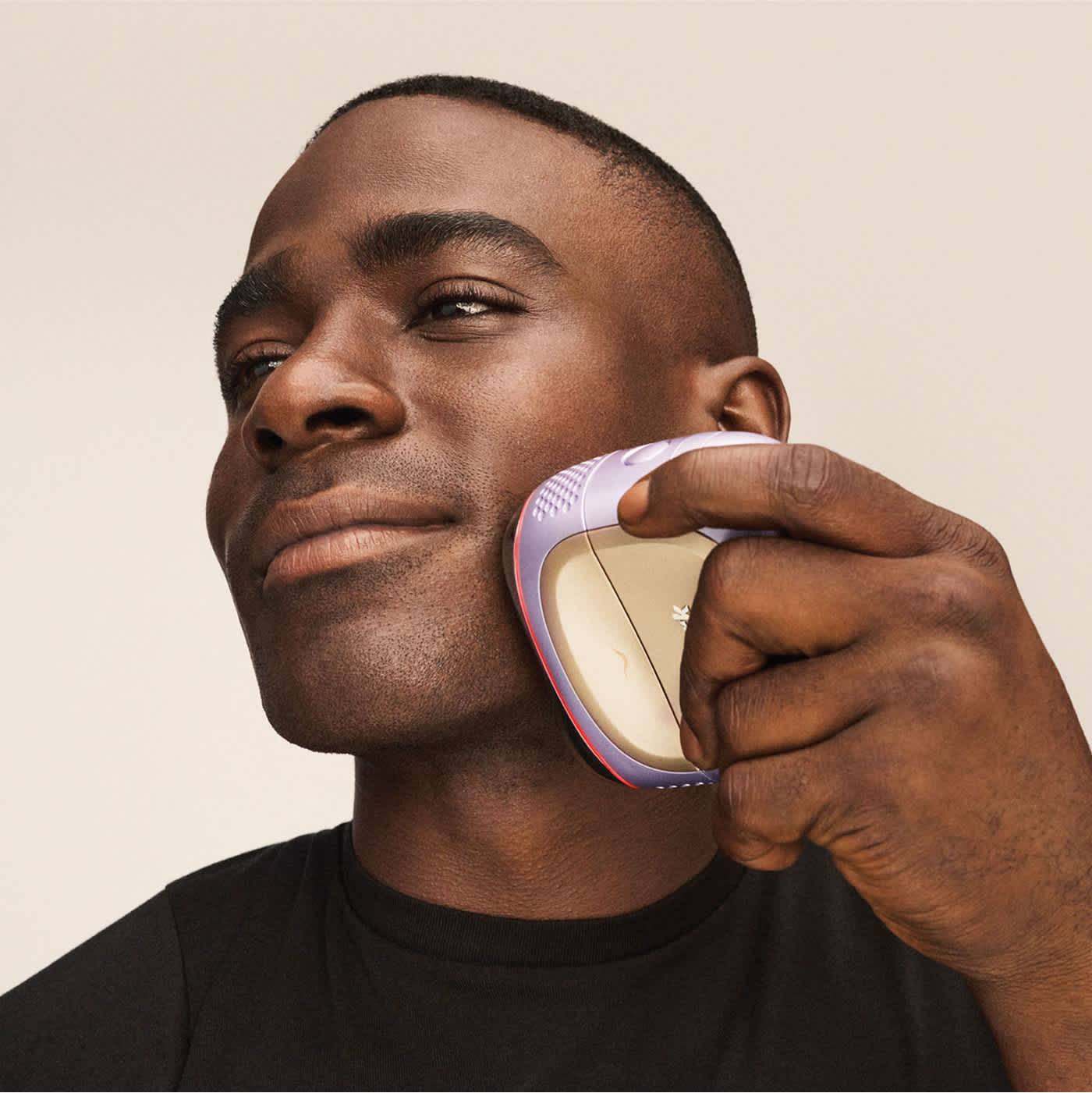 Man using the new Shark DePuffi instant hot and cold contrast therapy tool