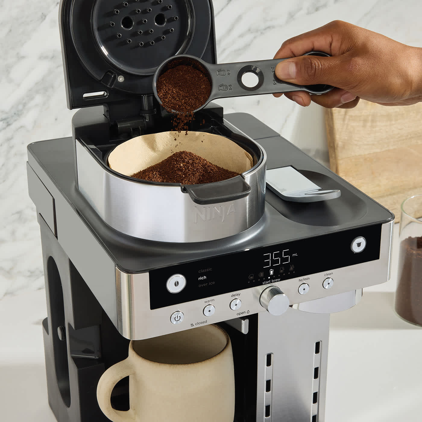 Genie&szlig;e frischen, kr&auml;ftigen Filterkaffee in 3 Variationen und 10 Getr&auml;nkegr&ouml;&szlig;en